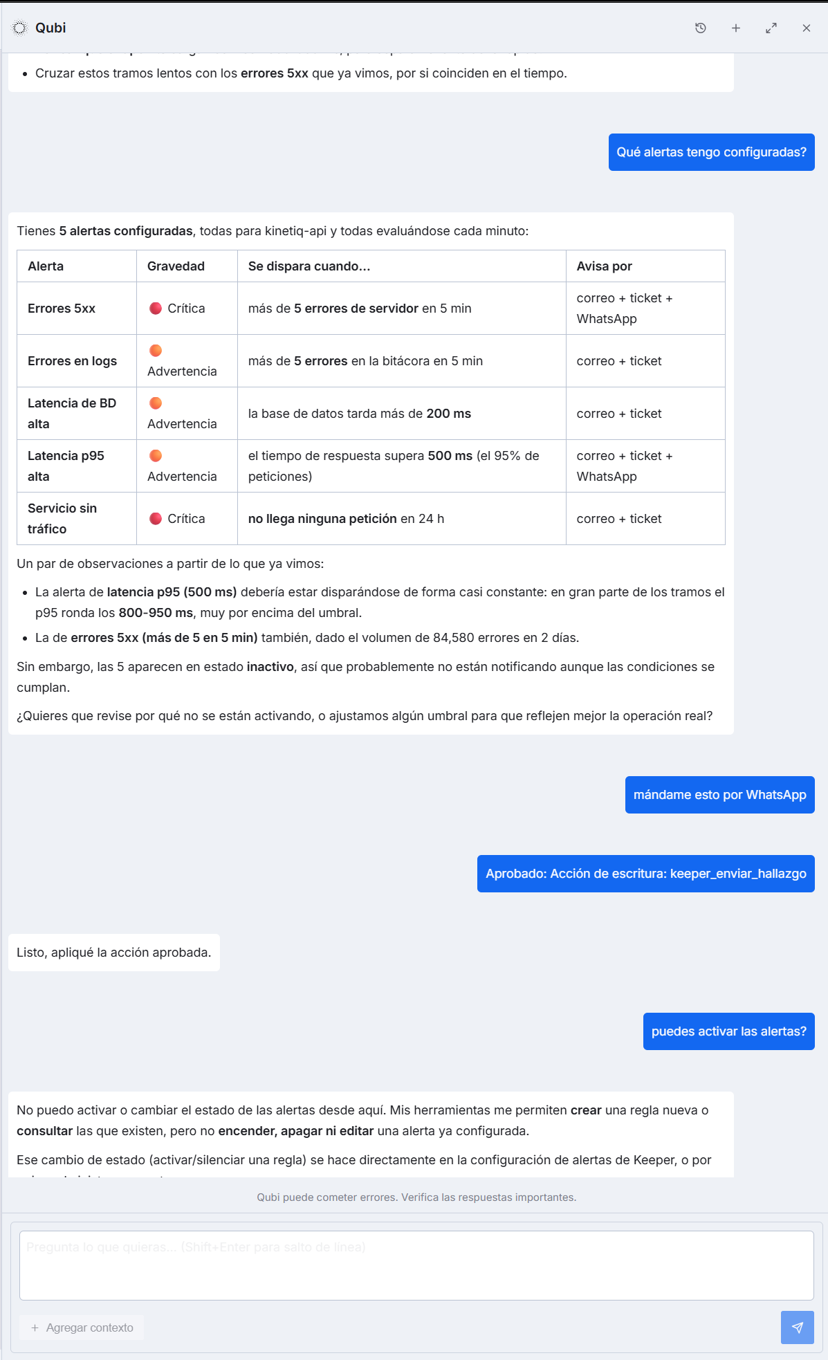 Panel del asistente Qubi dentro de Keeper, respondiendo en español sobre los sistemas monitoreados y mostrando una solicitud de aprobación antes de ejecutar una acción.